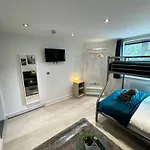 En-Suite Bedroom For Up To 4! Sofa Bed - Near Stratford
