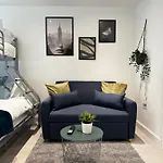 En-Suite Bedroom For Up To 4! Sofa Bed - Near Stratford