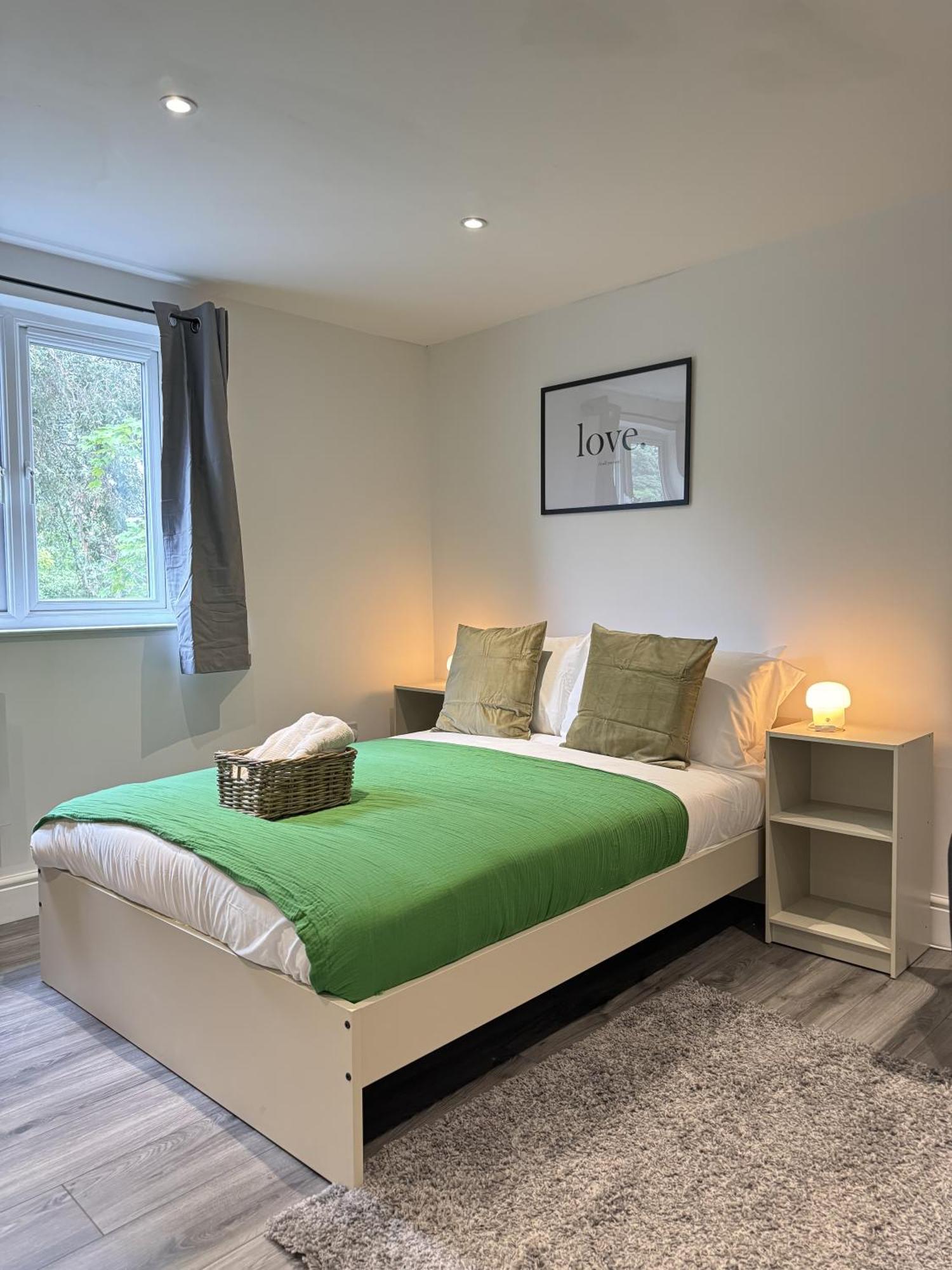 En-suite Bedroom For Up To 4! Sofa Bed - Near Stratford Pensión *